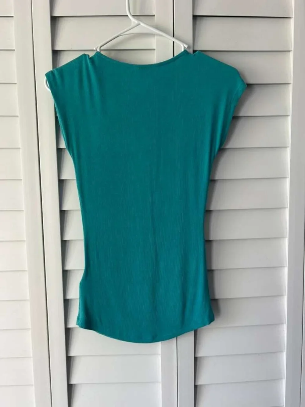 Guess Teal Ribbed V-Neck Top w/ Gold Detail Size S Y2K Chic - Picture 2 of 10